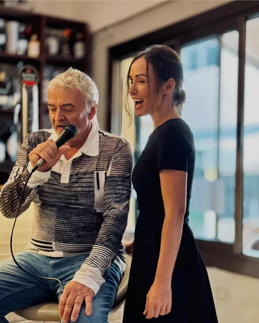 Christian and Cristina singing on a Sunday at Viva