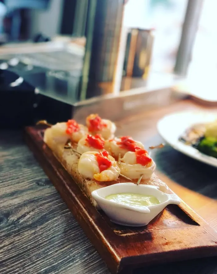 Prawns on toasted bread with aioli