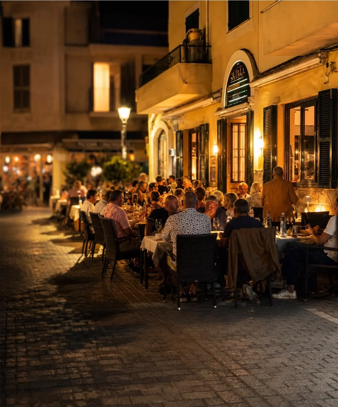 Gäste am Abend auf der Terrasse des Viva Restaurante
