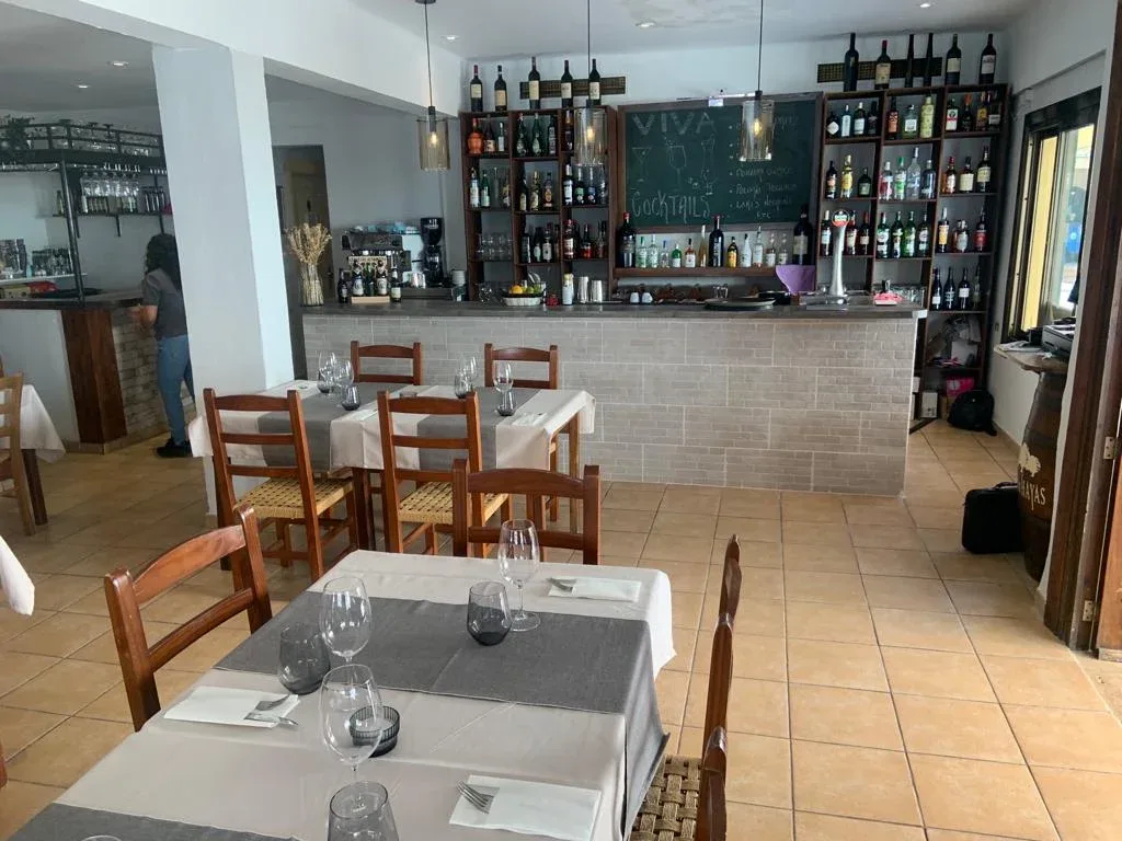 Dining room and bar at Viva Restaurante