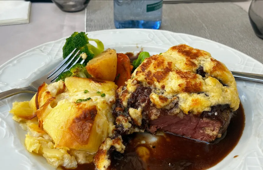 Beef fillet with cheese crust and gratin